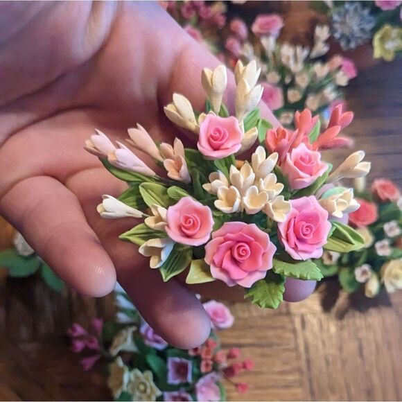 14 different miniature porcelain flower arrangements - Picture 8 of 13